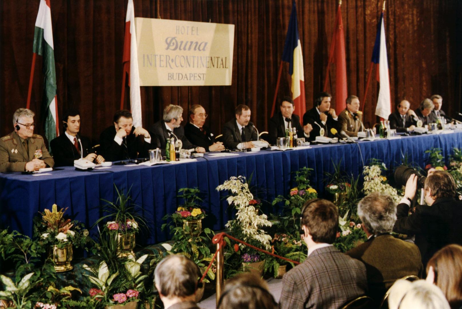 Auf einer Sondersitzung des Beratenden Politischen Ausschusses am 25. Februar 1991 in Budapest/Ungarn beschlossen die sechs Mitgliedstaaten des Warschauer Pakts die Auflösung der militärischen Strukturen des Bündnisses zum 31. März 1991. Endgültig wurde der Warschauer Pakt nach der letzten Sitzung des Beratenden Politischen Ausschusses in Prag am 1. Juli 1991 aufgelöst. 