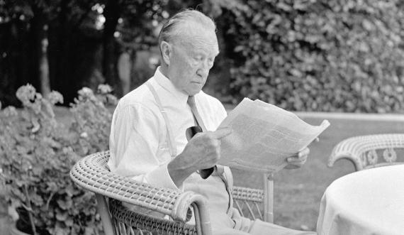 Konrad Adenauer beim Zeitunglesen