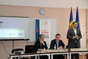 Sven-Joachim Irmer, Leiter der Konrad Adenauer Stiftung in Rumänien und in der Republik Moldau grüßt die Teilnehmer.