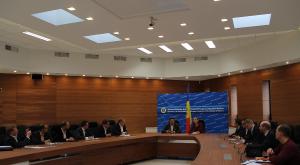Die Teilnehmer im Gespräch mit Iulian Groza über die Außenpolitische Orientierung der Republik Moldau