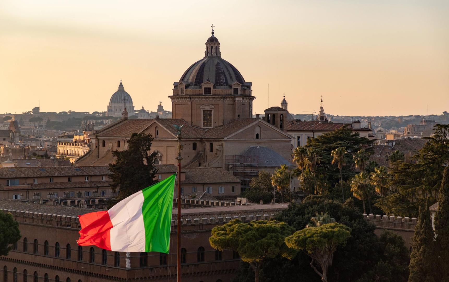 Italienische Flagge und Kirche des Gesù