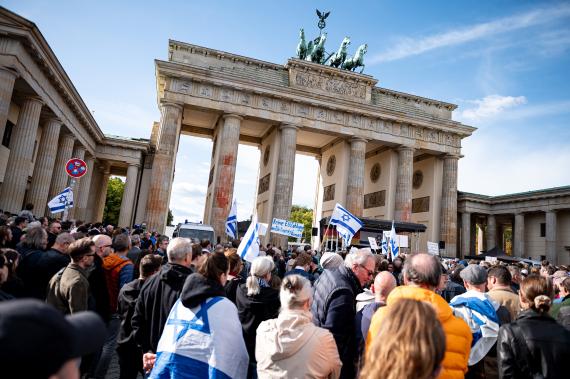 Menschen nehmen an einer Solidaritätsdemo für Israel auf dem Pariser Platz am Brandenburger Tor teil.