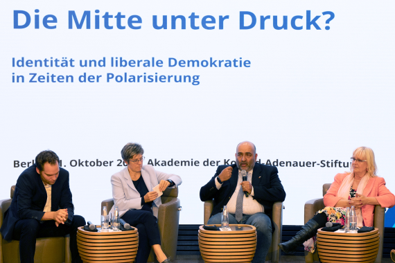 Auf dem Podium saßen Dr. Simon Strauß, Annegret Kramp-Karrenbauer, Omid Nouripour MdB und Prof. Dr. Susanne Schröter (v.l.n.r.)