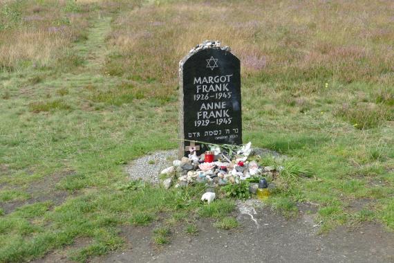 Die Gedenkstätte Bergen-Belsen wird unter anderem von so vielen Menschen besucht, da die Schwestern Margot und Anne Frank aus Auschwitz nach Bergen-Belsen deportiert wurden und dort auch verstarben. Sie sind allerdings nicht an der Stelle des Gedenksteines begraben, sondern in einem der vielen Massengräber.