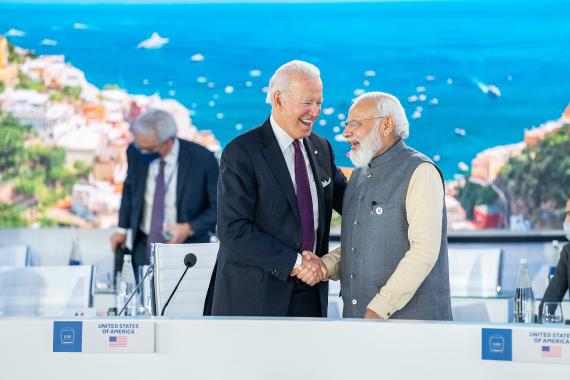 Präsident Joe Biden begrüßt den indischen Premierminister Narendra Modi auf dem Global Summit on Supply Chain Resilience am Sonntag, 21. Oktober 2021, im La Nuvola Convention Center in Rom.