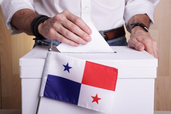 Wahlurne mit Flagge von Panama