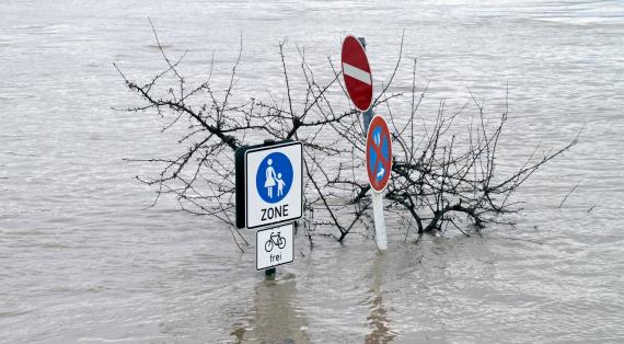 Überschwemmter Fußgängerweg