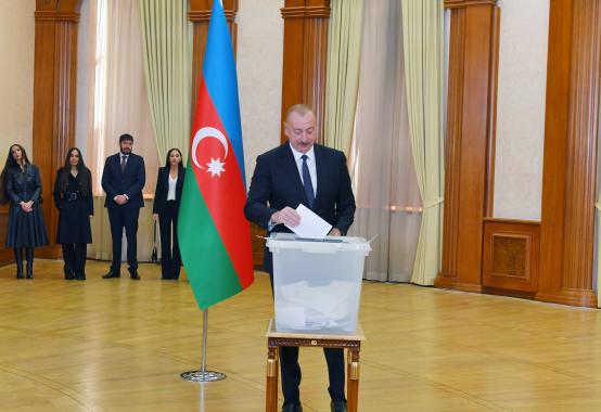 Der aserbaidschanische Präsident Ilham Aliyev gibt während der vorgezogenen Präsidentschaftswahlen in einem Wahllokal in Chankendi, der Hauptstadt der Region Karabach, Aserbaidschan, seine Stimme ab.