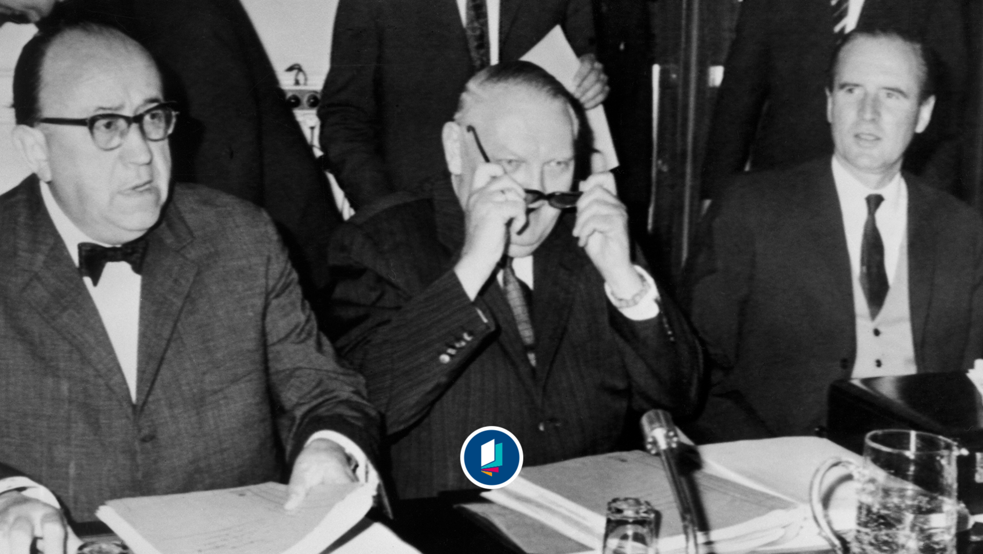 Bundeswirtschaftsminister Ludwig Erhard (M), Staatssekretär Albert Müller-Armack vom Bundeswirtschaftsministerium (l) und Staatssekretär Karl Carstens vom Außenministerium (r) am 31.05.1963 in Brüssel.