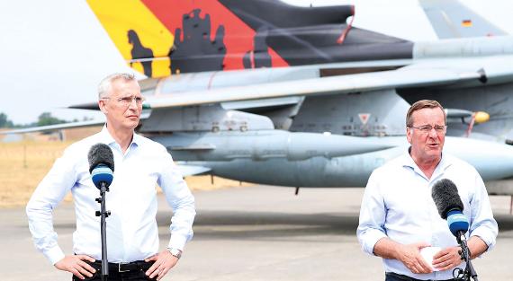 NATO-Generalsekretär Jens Stoltenberg (l.) und der deutsche Verteidigungsminister Boris Pistorius (r.) halten eine Rede während des Air Defender 2023-Manövers, der „größten Luftübung der NATO“, auf dem Luftwaffenstützpunkt Jagel Berlin, Deutschland am 20. Juni 2023.