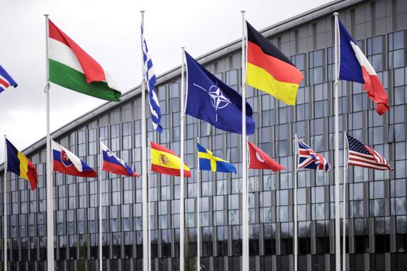 Nato Fahne und Fahnen der Mitgliedsländer