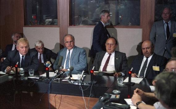 Tagung des Europäischen Rates unter Vorsitz des belgischen Ministerpräsidenten Wilfried Martens mit Bundeskanzler Kohl und Bundesminister im Auswärtigen Amt Hans-Dietrich Genscher in Brüssel. 29.6.1987
