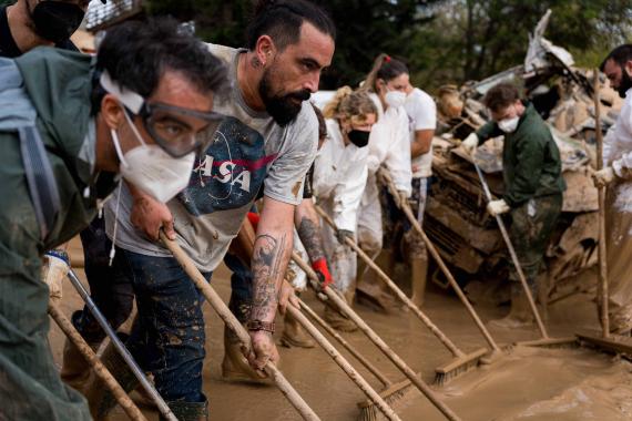 Flut in Spanien, Menschen mit Besen