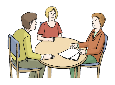 Drei Menschen sitzen an einem Tisch und sprechen miteinander