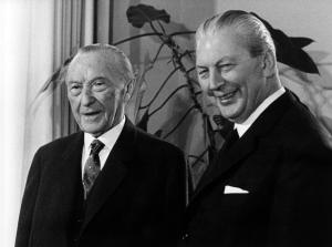 Kurt Georg Kiesinger am 9. Februar 1967 mit Konrad Adenauer im Palais Schaumburg in Bonn.