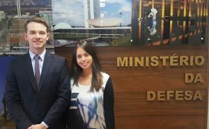 Melissa Rincón an der Seite des KAS-Projektkoordinators für Internationale Beziehungen, Diogo Winnikes, bei einer Veranstaltung im Verteidigungsministerium in Brasília