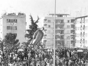 Sturz des Diktators Enver Hoxha, 22. Feb. 1991 in Tirana