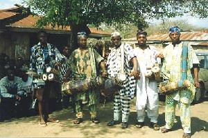 Yoruba Männer mit ihren Trommeln