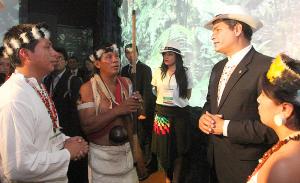 Rafael Correa, Präsident von Ecuador, besuchte2012 auf dem Rio +20-Gipfel einen Stand der Yasuni-ITT-Initiative. | Foto: Presidencia de la Republica/Flickr