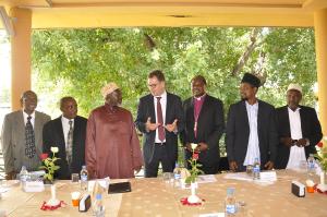 f.l.t.r.: Richard Shaba (KAS), Peter Maduki (CSSC), Shk. Mussa Kundecha (Shura ya Maimamu, Dar es Salaam), Minister Dr. Gerd Müller, Bp. Alex Malasusa (ELCT), Abdulrahman Ame (Ahmadya of Tanzania), Shk. Hamid Masoud Jongo (ULAMAA)