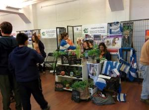 Stand der Deutschen Schule Santiago mit Informationen über Bewässerungssysteme