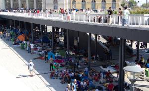 Vor dem Bahnhof in Budapest halten sich zahlreiche Flüchtlinge auf und warte auf ihre Weiterreise. | Foto: EadaoinFlynn/Flickr