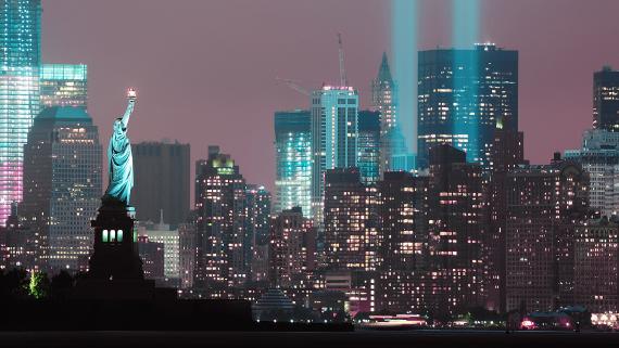 Blick auf die Skyline von New York mit der Freiheitsstatue im Bild