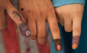 Zeigefinger von Frauen, die im Irak per Fingerabdruck gewählt haben. | Foto: james_gordon_losangeles/Flickr