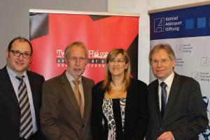 Gábor Tallai, Frank Spengler, Dr. Mária Schmidt, Prof. Dr. Hanns Jürgen Küsters auf der Konferenz "Stalin-Welt: Der Preis des Kommunismus" am 7. März im Museum Haus des Terrors zu Budapest