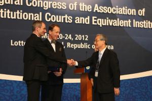 Representatives of KAS receiving a plaque of appreciation from Korean Constitutional President Kang-Kook Lee (Copyright: Constitutional Court Korea)