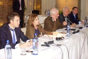 Die Teilnehmer der dritten Session des European Roundtable in Santiago de Compostela, von links nach rechts Alberto Núñez Feijoo, Vizepräsidentin Soraya Sáenz de Santamaría, Thomas Bernd Stehling und Minister José Manuel García-Margallo y Marfil