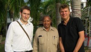 Dr. Willbrod Slaa, Chadema-Generalsekretär, mit Markus Brauckmann, Leiter des regionalen Medienprogramms Subsahara-Afrika (rechts) und Stefan Reith, Leiter des Auslandsbüros in Tansania.