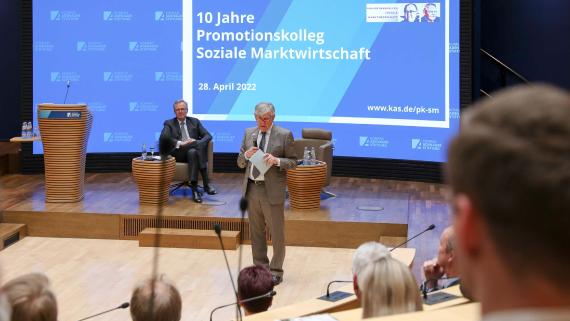 Prof. Dr. Hasse und Prof. Dr. Klump diskutieren bei 10 Jahre PKSM