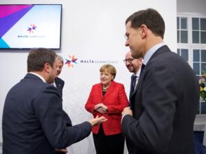 Merkel im Gespräch mit Gipfelteilnehmern