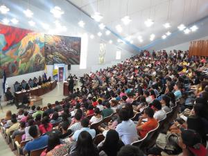 Grupo de estudiantes universitarios durante la final de la competencia