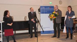 Der Schulleiter des ev. Gymnasiums überreicht Freya Klier Blumen