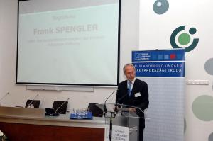 Eröffnung der Veranstaltung durch Frank Spengler, Leiter des Auslandsbüros Ungarn der Konrad-Adenauer-Stiftung (Ungarn und Deutsche - Brückenbauer der Europäischen Einigung) in Szekszárd, 17. Oktober 2013