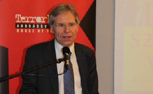 Prof. Dr. Hanns Jürgen Küsters bei seiner Rede "Adenauer und Stalin" am 7. März 2013 in Budapest anlässlich der internationalen Konferenz "Stalin-Welt: Der Preis des Kommunismus" im Museum Haus des Terrors