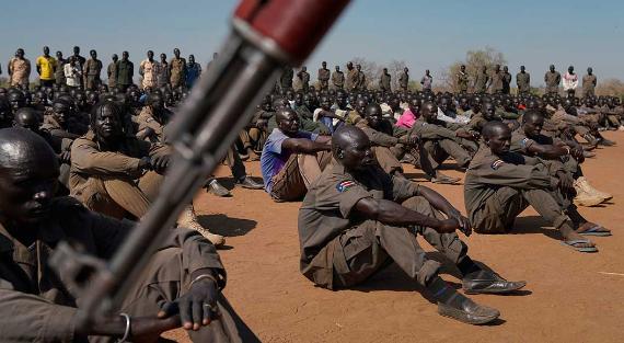 Soldaten der südsudanesischen Volksverteidigungskräfte (SSPDF), der südsudanesischen Oppositionsallianz (SSOA) und der sudanesischen Volksbefreiungsbewegung in der Opposition (SPLM-IO) versammeln sich am Trainingsgelände für die gemeinsame Truppe zum Schutz von VIPs in Gorom außerhalb von Juba, Südsudan 17. Februar 2020.
