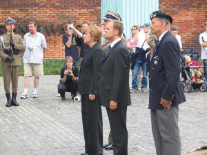 Merkel und Tusk vor dem Warschauer Aufstandsdenkmal am 16.8.2005