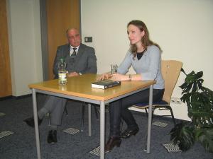 Sabrina Janesch bei der Lesung in Bernburg; links Moderator Jürgen Weigelt MdL