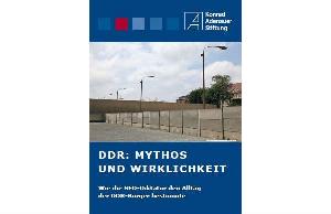 Roll-up zur Ausstellung "DDR: Mythos und Wirklichkeit"