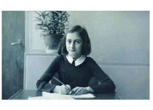 Anne Frank am Schreibtisch