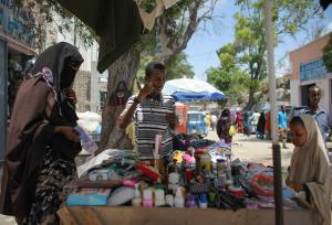 Händler auf einem Markt in Mogadishu. Foto:Mission der Afrikanischen Union in Somalia|flickr.com|CC0 1.0