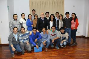 Participantes de la Escuela de Formación Política "Millenials para el cambio" con Luis Nunes, , Director Académico de la Escuela de Formación Política “Millenials para el Cambio”, luego de la exposición Las relaciones entre las organizaciones políticas y la Sociedad Civil.