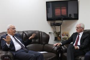 Dr. Pöttering (right) in discussion with Dr. Saeb Erekat, Chief Palestinian Negotiator