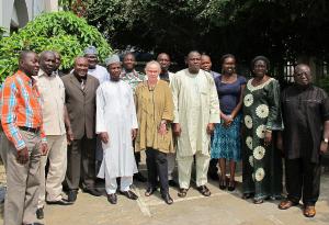 Hildegard Behrendt-Kigozi, die Leiterin des Büros der Konrad-Adenauer-Stiftung in Nigeria mit Teilnehmern des Workshops zur Erstellung von Training-Manuals für nigerianische Sicherheitskräfte am 26. November 2014 in Abuja.