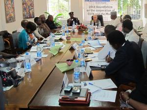 Was erwarten Sicherheitskräfte von Medien und zivilgesellschaftlichen Organisationen? Runder Tisch der Konrad-Adenauer-Stiftung am 11. November 2014 in Abuja, Nigeria.