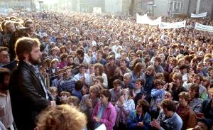 Montagsdemo am 30. Oktober 1989 vor dem Plauener Rathaus | Foto: Bundearchiv 183-1989-1106-405