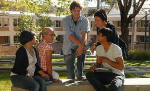 Internationale Studenten sitzen beieinander auf einem Uni-Campus.|Foto: UNE photos/Flickr